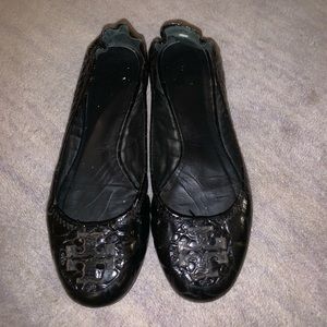 SIZE 7 TORYBURCH BLACK FLATS CROCODILE EMBOSSED